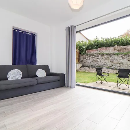 1 Queensway Gardens * Hayle