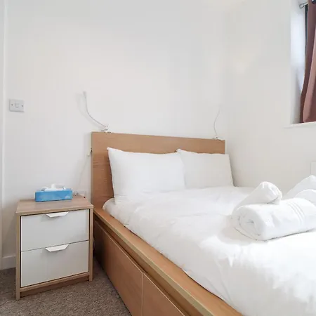 1 Queensway Gardens * Hayle